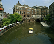 805191 Gezicht op het stadhuis (Stadhuisbrug 1) te Utrecht, vanaf de Berzembrug over de Oudegracht.